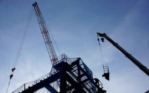 Grandi gru fisse e semoventi in cantiere