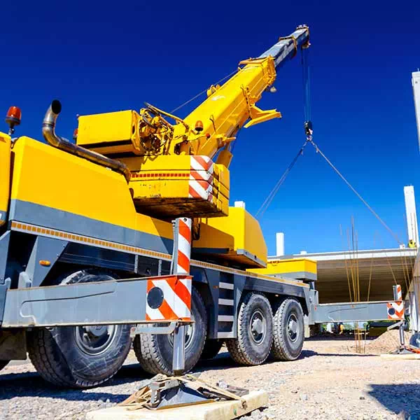riparazione-mezzi-di-sollevamento-autogru-in-cantiere