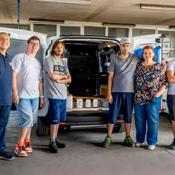 Il team di Lolli Service davanti all'officina mobile per assistenza gru e mezzi di lavoro sul campo